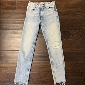 2/40 We The Free Straight Leg Light Wash Distressed Jeans -
womens 24